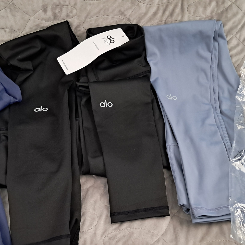 ALO Yoga Blue and Black Leggings for Active Performance